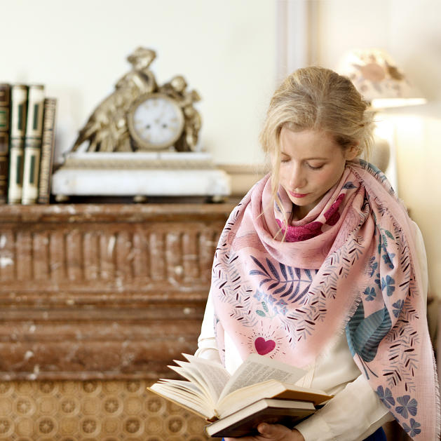 lechalebleu-cashmere-and-wool-shawl-panthere-soft-pink-editorial2