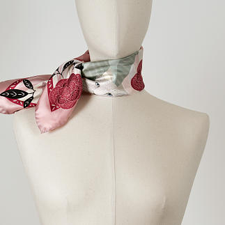 LE-CHALE-BLEU-silk-twill-bandana-panther-wavy-pink-3