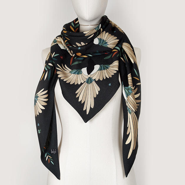 LE_CHALE_BLEU-wool-and-silk-triangle-shawl-magpies-anthracite-3