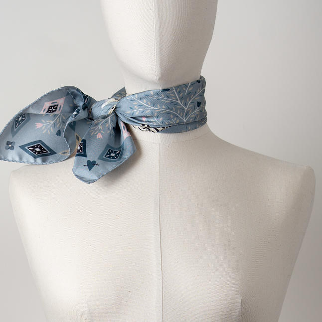 Foulard Carré En Soie Avec Motif Maisons Et Fleur De Lys - Bleu Roi, Blanc, Noir