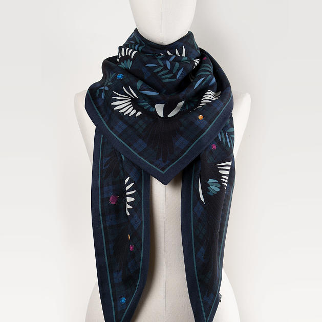 le-chale-bleu-wool-and-silk-shawl-magpies-tartan-campbell-3
