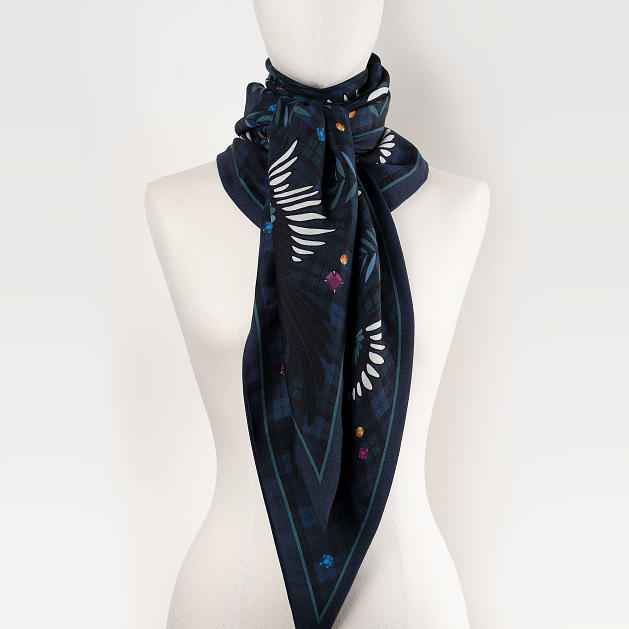 le-chale-bleu-wool-and-silk-shawl-magpies-tartan-campbell-4