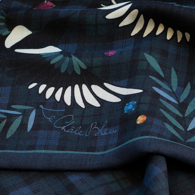 le-chale-bleu-wool-and-silk-shawl-magpies-tartan-campbell-6