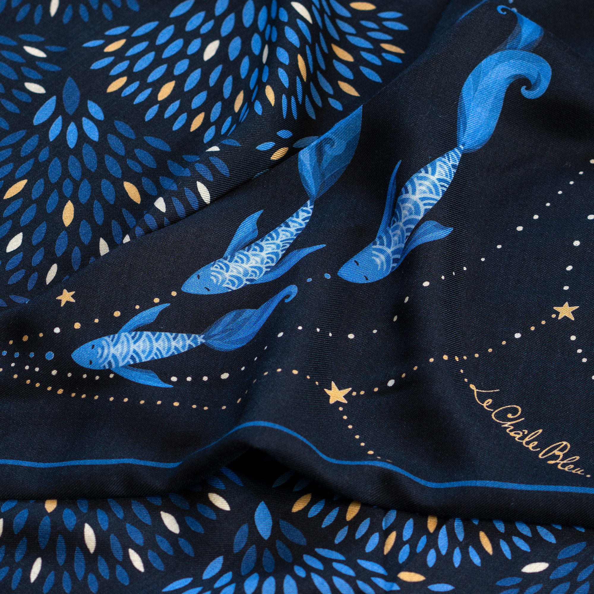 Pashmina Long Et Large En Voile De Viscose Bleu Nuit Avec Franges - Neuf Avec étiquettes