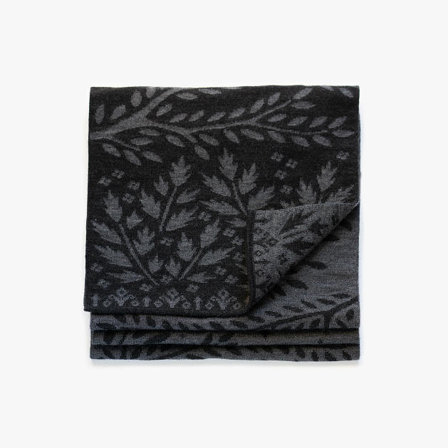 le-chale-bleu-merino-wool-scarf-into-the-night-anthracite-7