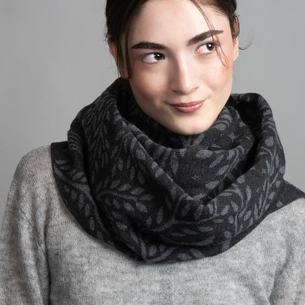 le-chale-bleu-merinos-scarf-into-the-night-anthracite-0