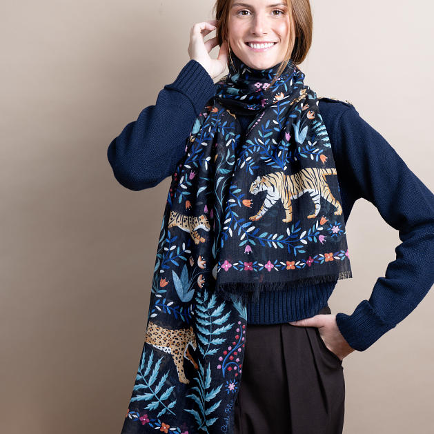 le-chale-bleu-wool-cashmere-silk-stole-the-tigers-bride-black-00