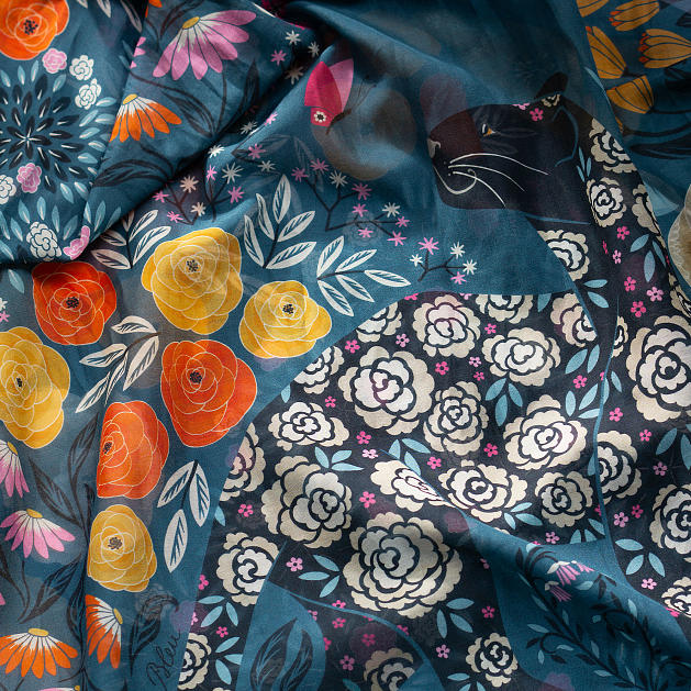 LE-CHALE-BLEU-silk-and-cotton-stole-the-panther-and-the-artist-blue-7