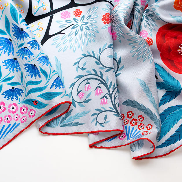 le-chale-bleu-silk-twill-scarf-the-panther-and-the-artist-silver-8