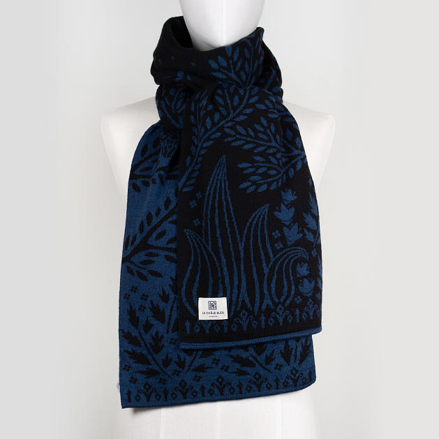 le-chale-bleu-merino-wool-scarf-into-the-night-blue-3