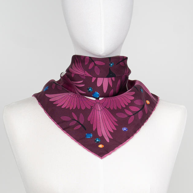 le-chale-bleu-silk-twill-bandana-the-treasure-hunters-burgundy-5